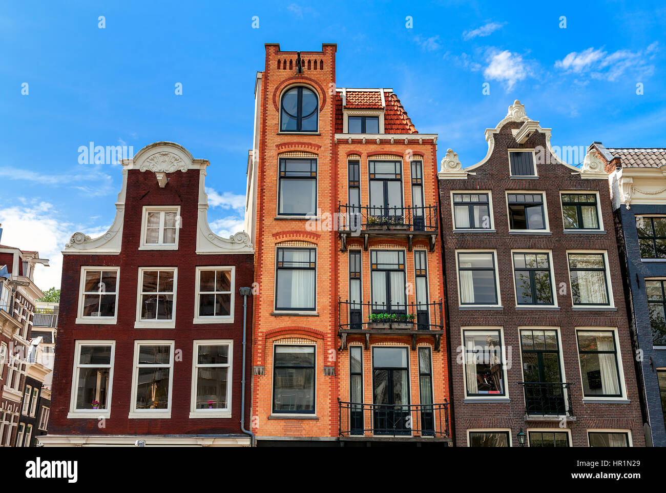 Typische alte Häuser von Amsterdam, Niederlande unter blauem Himmel. Stockfoto