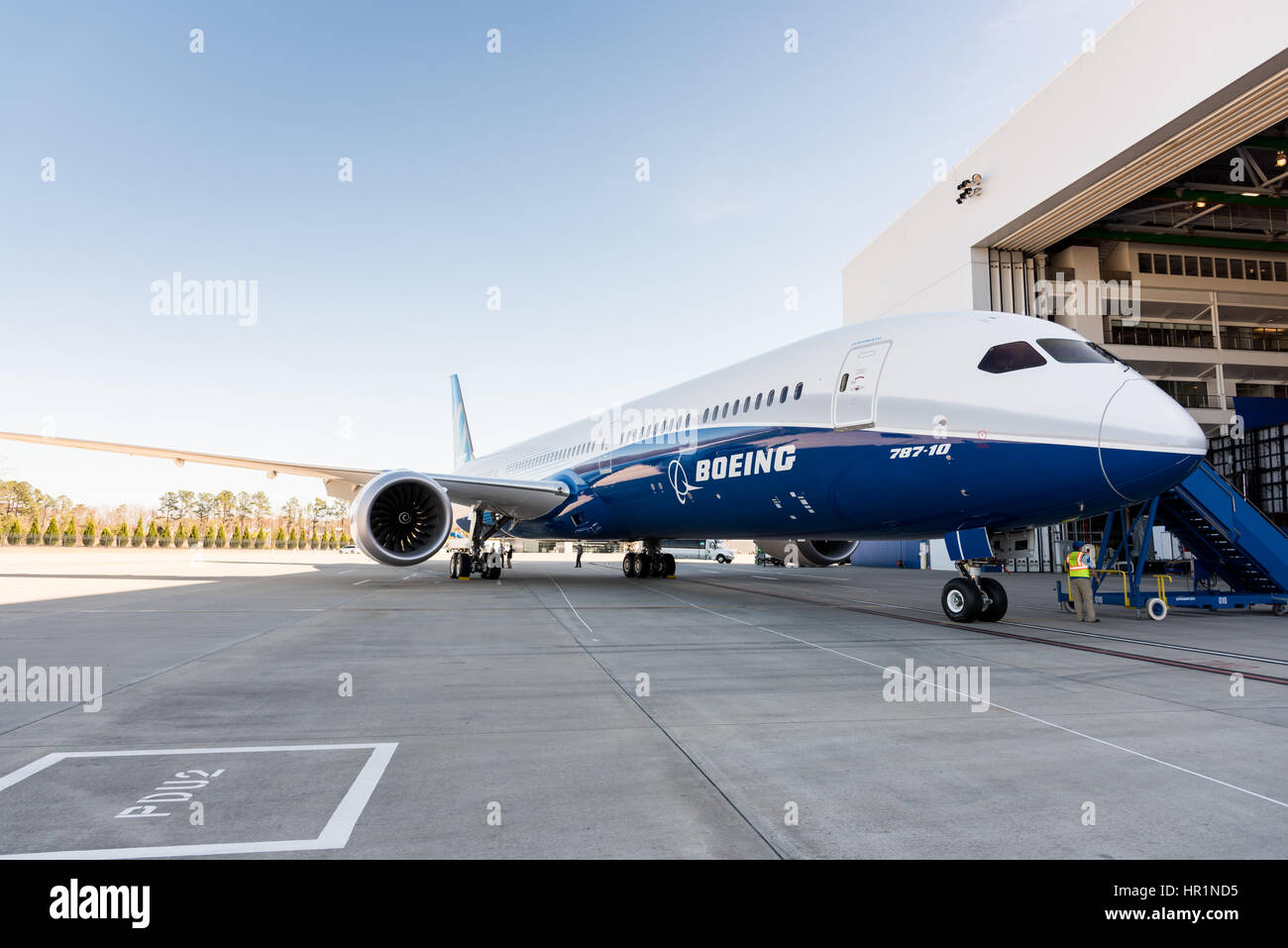 Die neue Boeing 787-10 Dreamliner Flugzeuge enthüllt im Boeing Werk 17. Februar 2016 in North Charleston, SC. Präsident Donald Trump besuchte die Rollout-Zeremonie für die Langversion des Flugzeugs 330 Passagiere mehr als 7.000 Seemeilen. Stockfoto