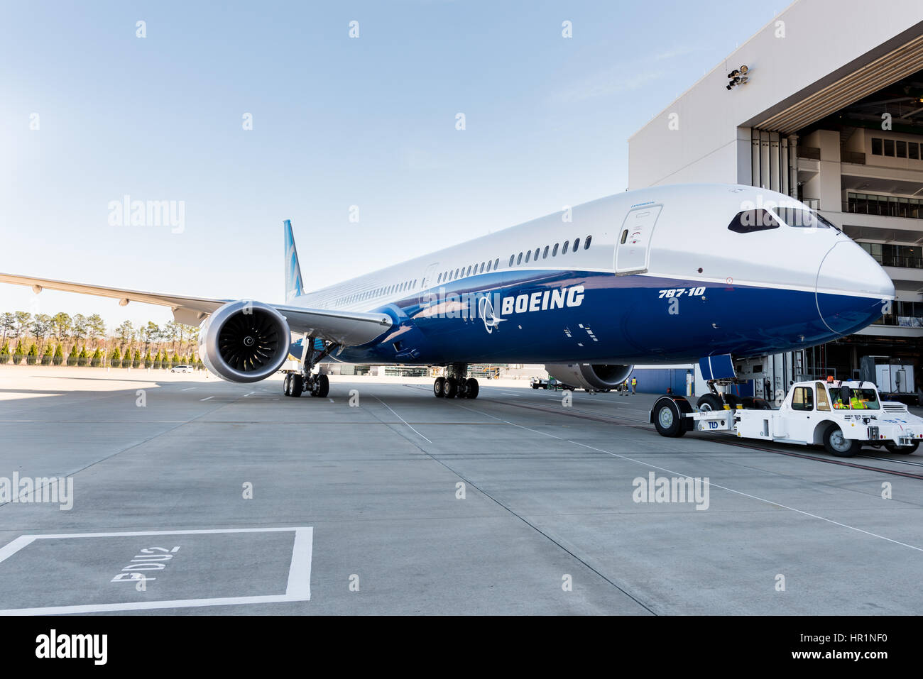 Die neue Boeing 787-10 Dreamliner Flugzeuge enthüllt im Boeing Werk 17. Februar 2016 in North Charleston, SC. Präsident Donald Trump besuchte die Rollout-Zeremonie für die Langversion des Flugzeugs 330 Passagiere mehr als 7.000 Seemeilen. Stockfoto