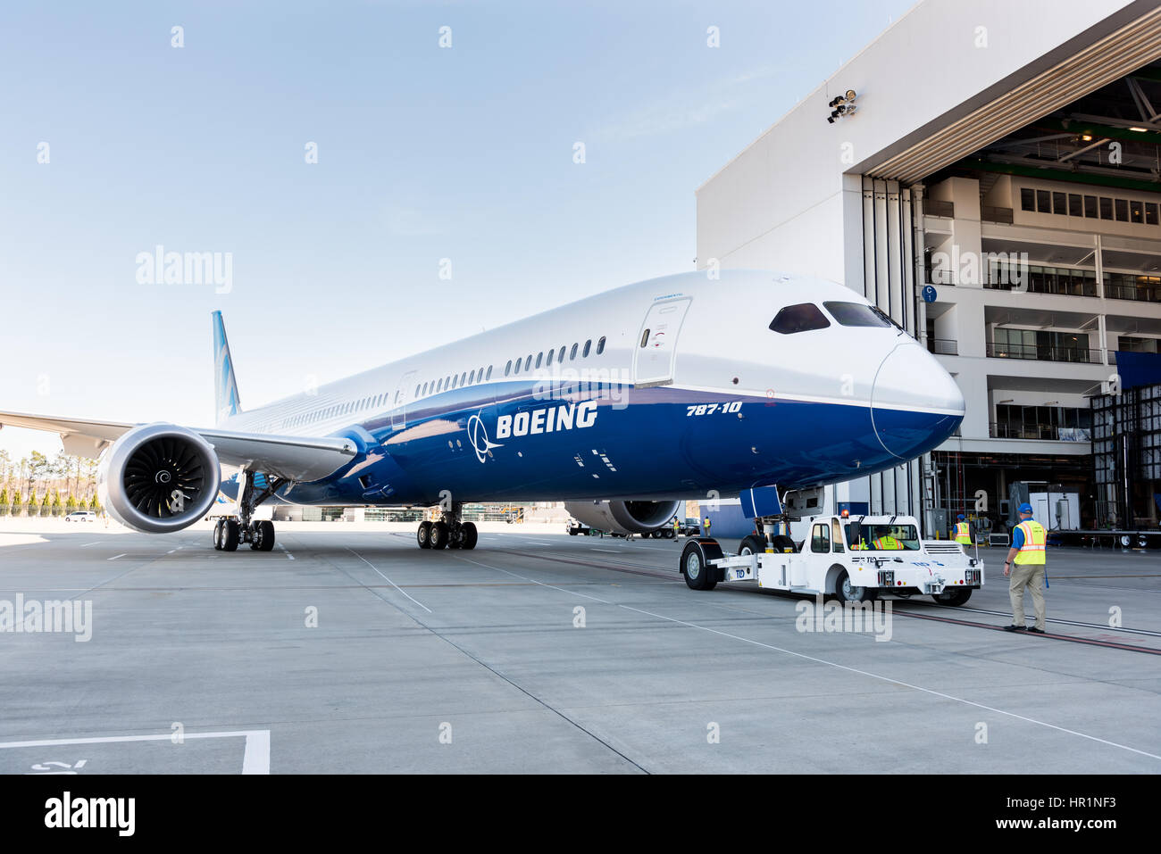 Die neue Boeing 787-10 Dreamliner Flugzeuge enthüllt im Boeing Werk 17. Februar 2016 in North Charleston, SC. Präsident Donald Trump besuchte die Rollout-Zeremonie für die Langversion des Flugzeugs 330 Passagiere mehr als 7.000 Seemeilen. Stockfoto