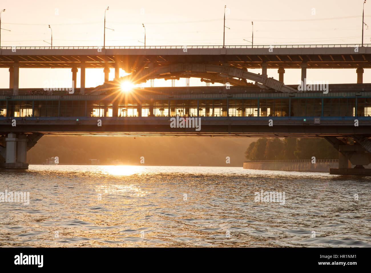 Moskau, Russland - 22 August: U-Bahnstation auf der Brücke im Abendlicht auf den Sperlingsbergen (Worobjowy Gory) Park in Moskau am 22. August 20 Stockfoto