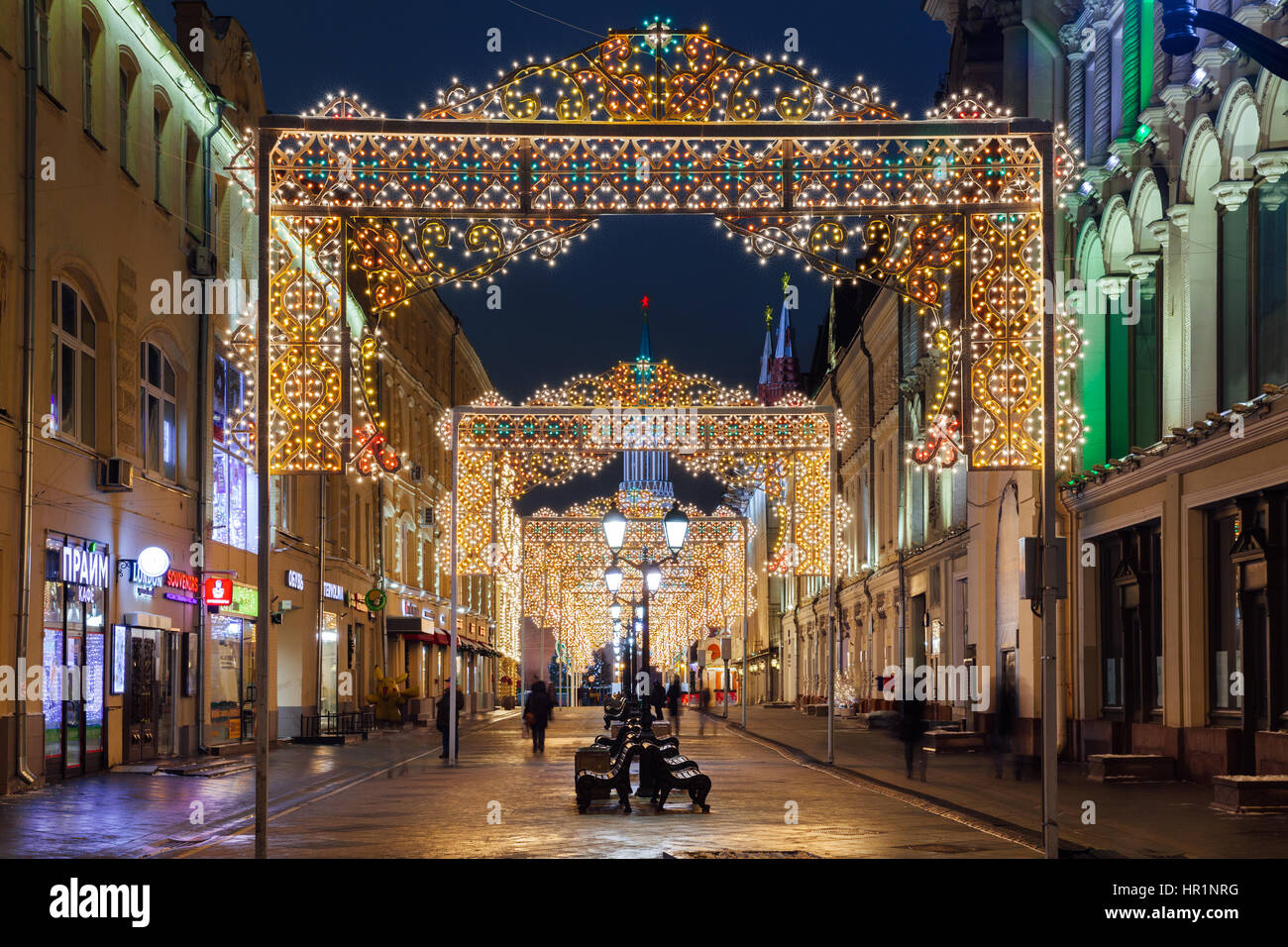 Moskau, Russland - 18. Dezember 2016: Nachtansicht der Weihnachtsdekorationen Nikolskaya Street am 18. Dezember 2016 in Moskau, Russland Stockfoto
