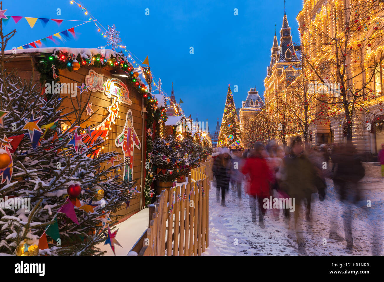 Moskau, Russland - 8. Dezember 2016: Dämmerung Blick auf den Weihnachtsbaum und Weihnachten Markt auf dem Roten Platz am Dezember 08,2016 in Moskau, Russland Stockfoto