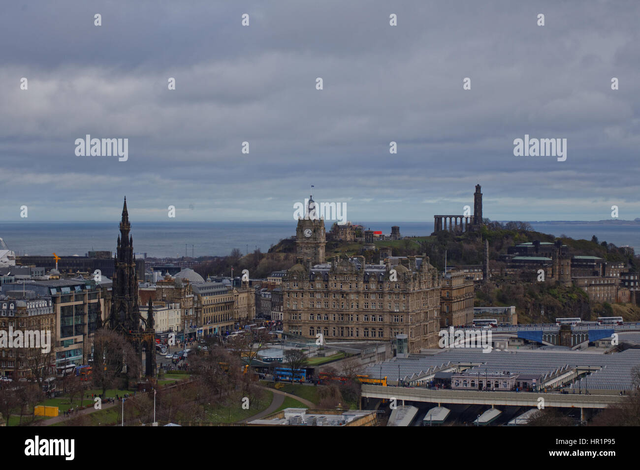 Caltom Hügel Panoramablick weit Antenne Stadtbild von Edinburgh von der Burg Stadtmauer Stockfoto