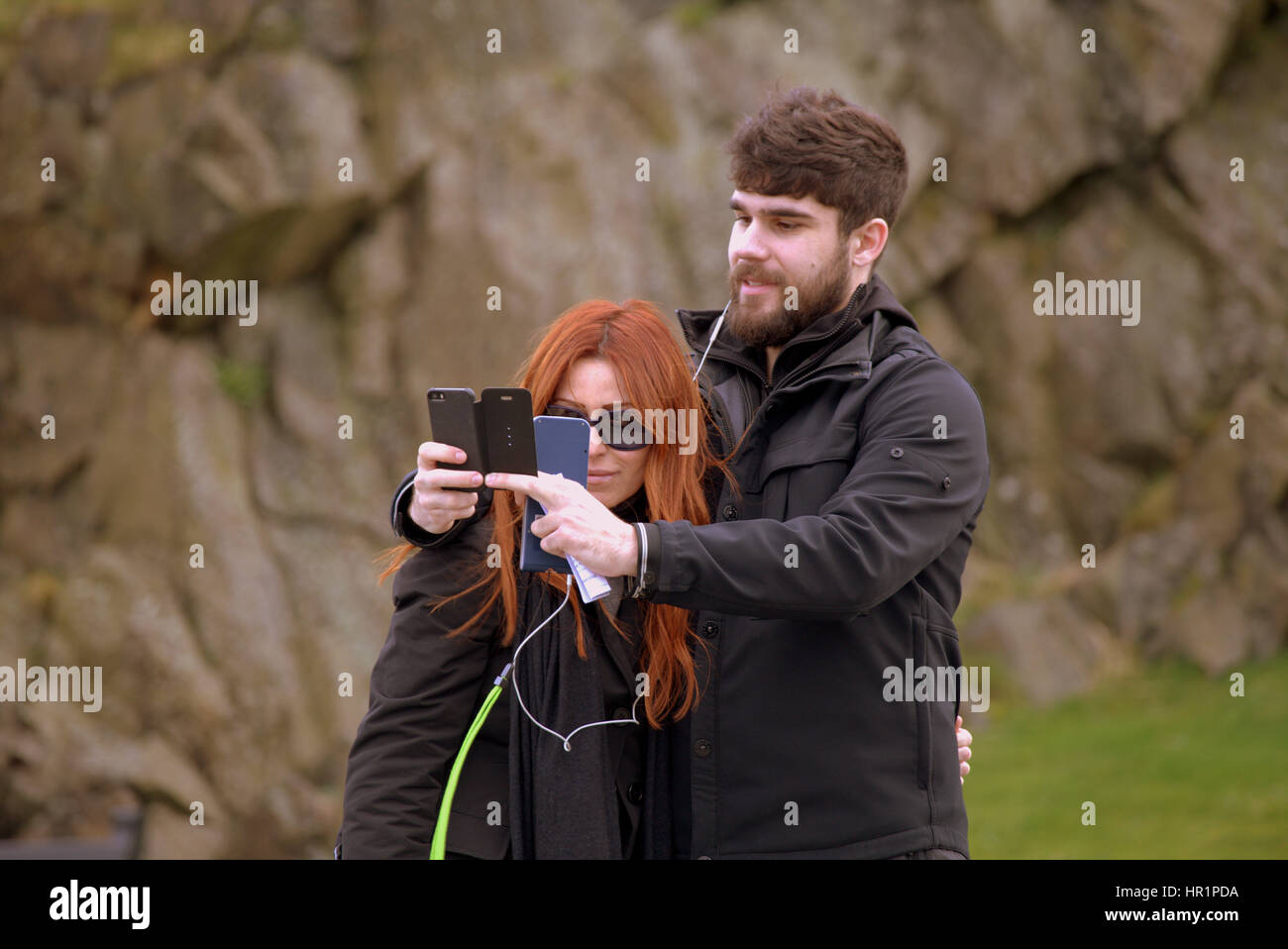 Edinburgh Castle Esplanade Straße sieht ein paar junge Mädchen unter Selfies selfie Stockfoto