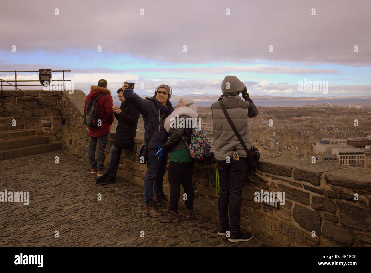 Edinburgh Castle Touristen auf den Wällen im Inneren des Schlosses unter selfies Stockfoto