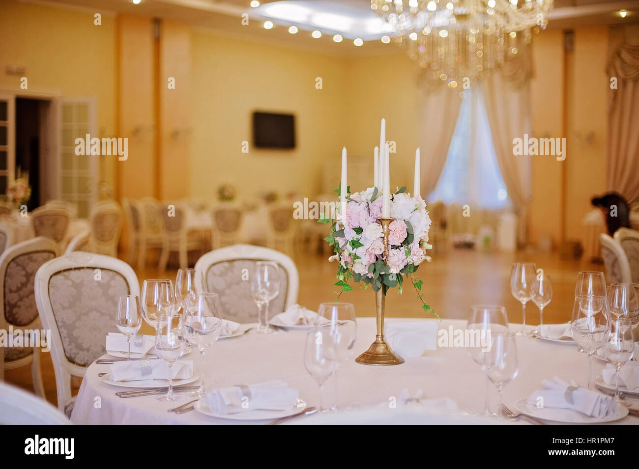 Gast-Tabellen mit Kerze in reich dekorierten Hochzeitszimmer Bankett Stockfoto