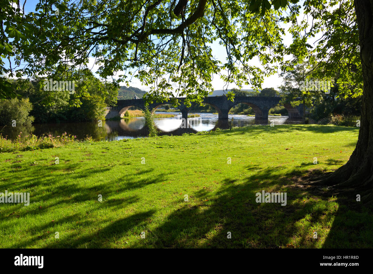 Wye Bridge, Builth Wells im gefleckten Sonnenlicht Stockfoto