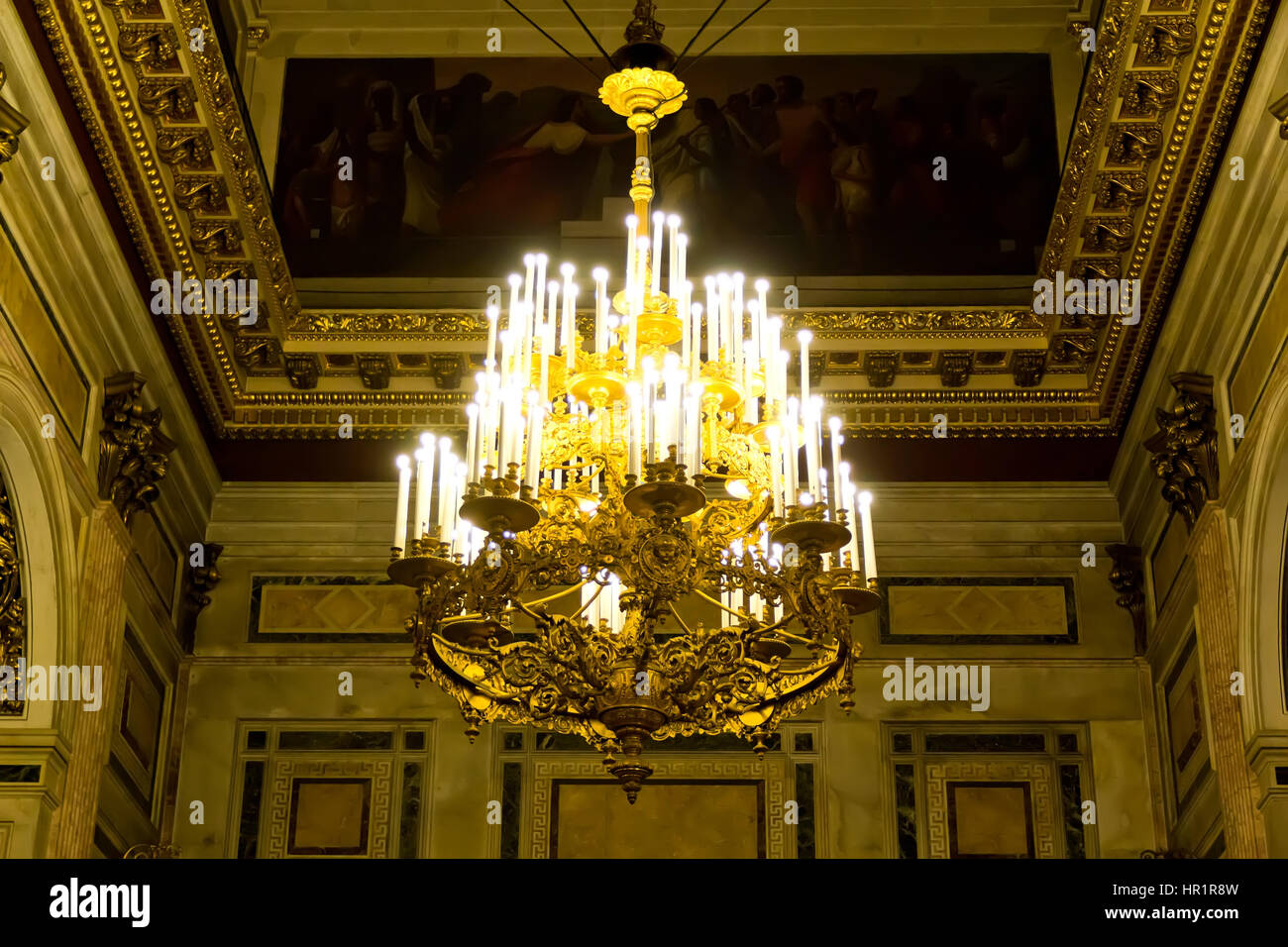 Foto des Kronleuchters im Dom Tempel der russischen Orthodoxie Stockfoto