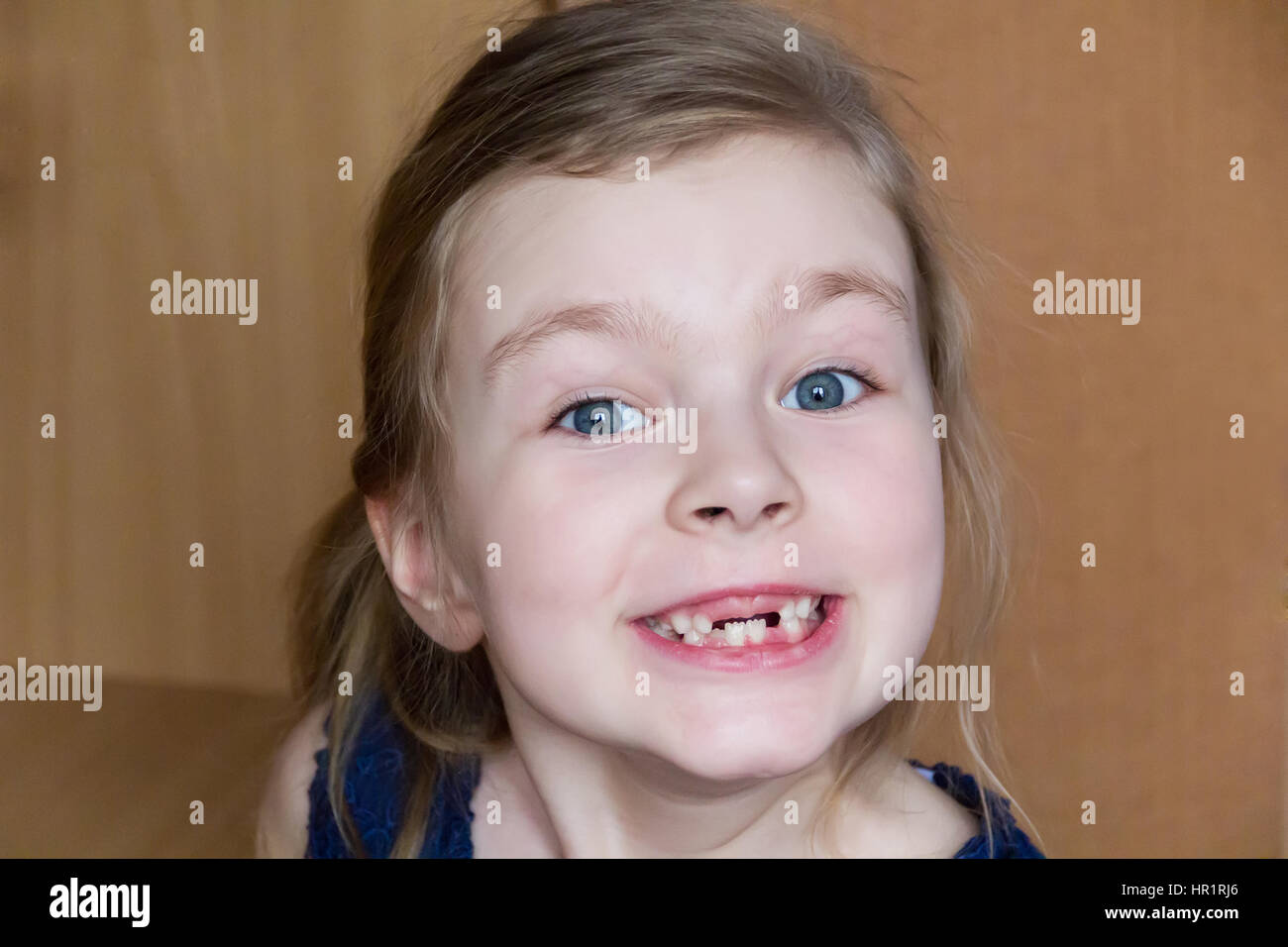 Niedliches schönen zahnloses Mädchen macht Gesichter Stockfoto