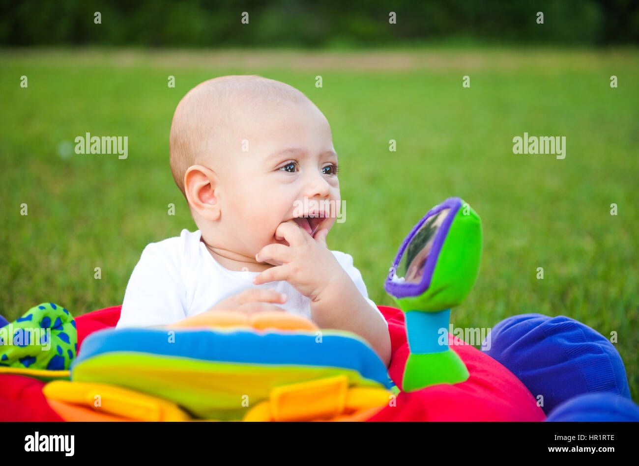 Fröhliche süßes Kind auf die Natur Stockfoto