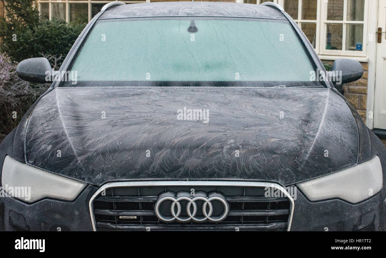 Starkem Frost macht interessante Muster auf einem Audi A6 Stockfoto