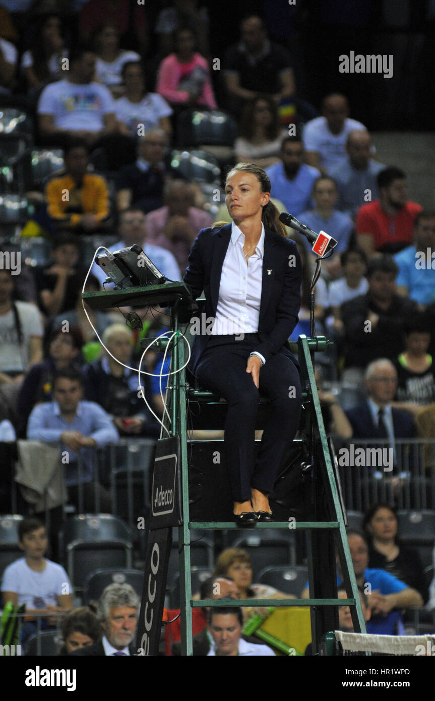 Cluj-Napoca, Rumänien-16. April 2016: Stuhl Schiedsrichter, Tennis Fußballmannschaften Eva Asderaki Konzentration Spiel während eines Fed-Cup-Tennis-Matches zwischen Rumänien ein Stockfoto