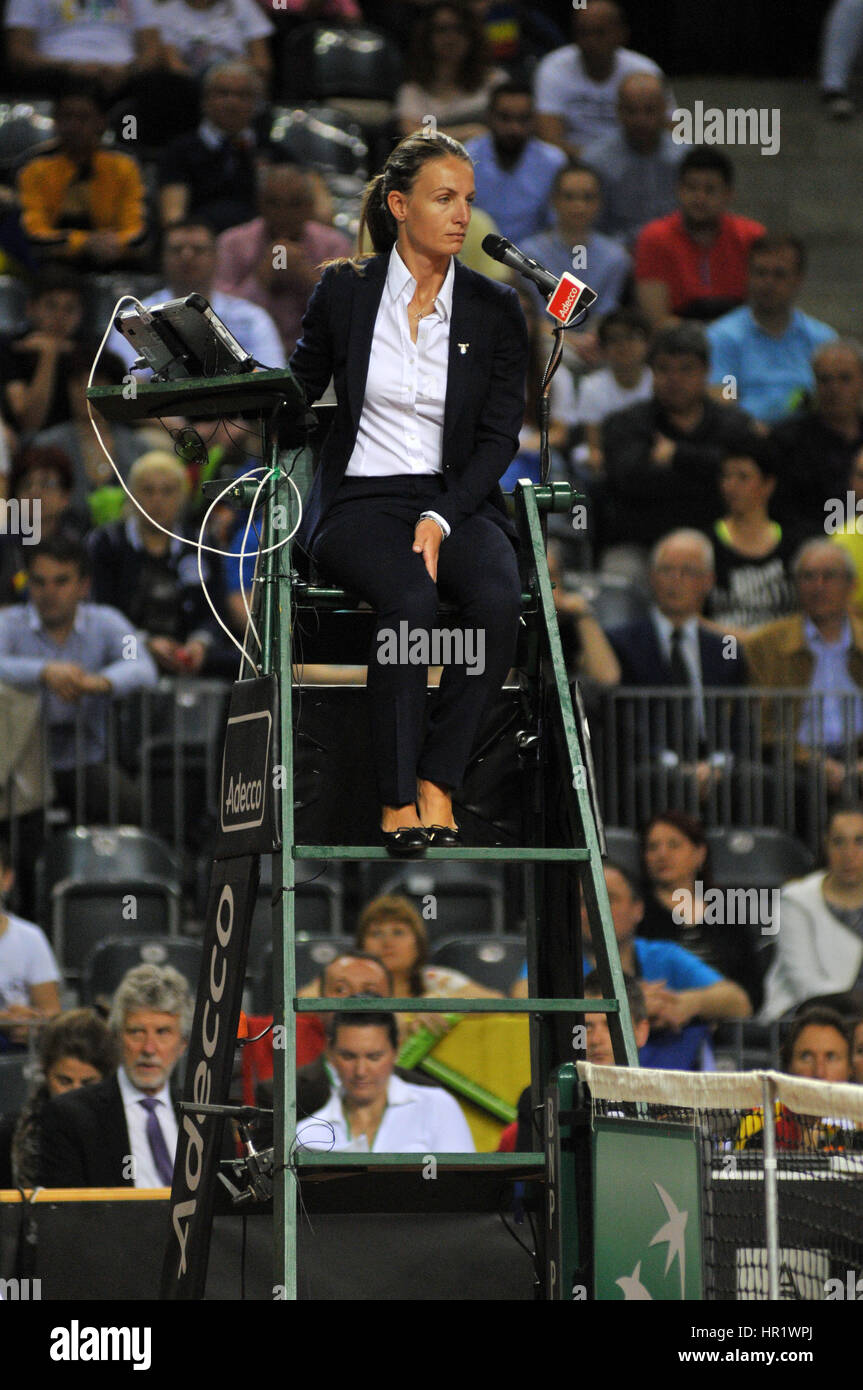 Cluj-Napoca, Rumänien-16. April 2016: Stuhl Schiedsrichter, Tennis Fußballmannschaften Eva Asderaki Konzentration Spiel während eines Fed-Cup-Tennis-Matches zwischen Rumänien ein Stockfoto
