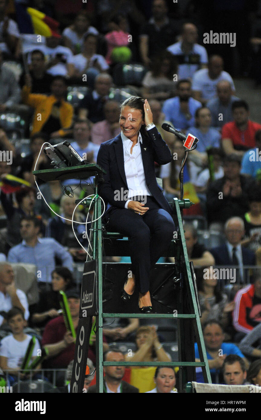 Cluj-Napoca, Rumänien-16. April 2016: Stuhl Schiedsrichter, Tennis Fußballmannschaften Eva Asderaki Konzentration Spiel während eines Fed-Cup-Tennis-Matches zwischen Rumänien ein Stockfoto