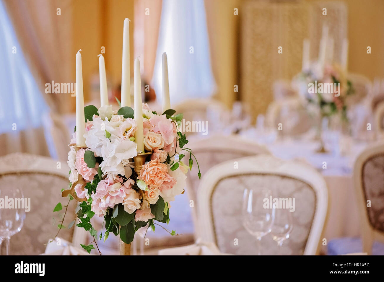 Gast-Tabellen mit Kerze in reich dekorierten Hochzeitszimmer Bankett Stockfoto