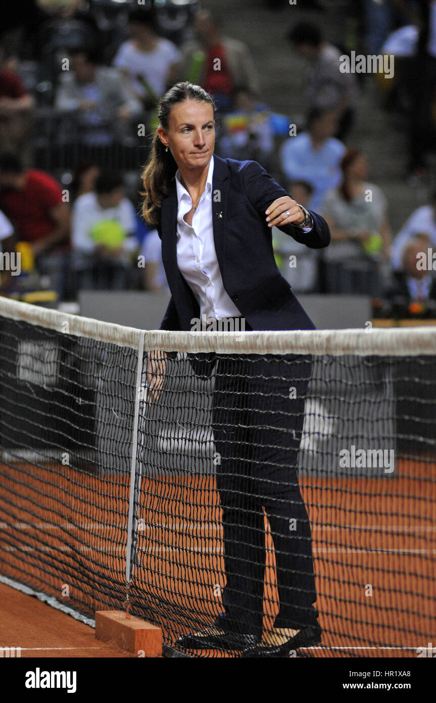 Cluj-Napoca, Rumänien-17. April 2016: Stuhl Schiedsrichter, Tennis Fußballmannschaften Eva Asderaki Überprüfung im Netz vor Fed-Cup-Tennis zwischen Rumänien und Keim übereinstimmen Stockfoto