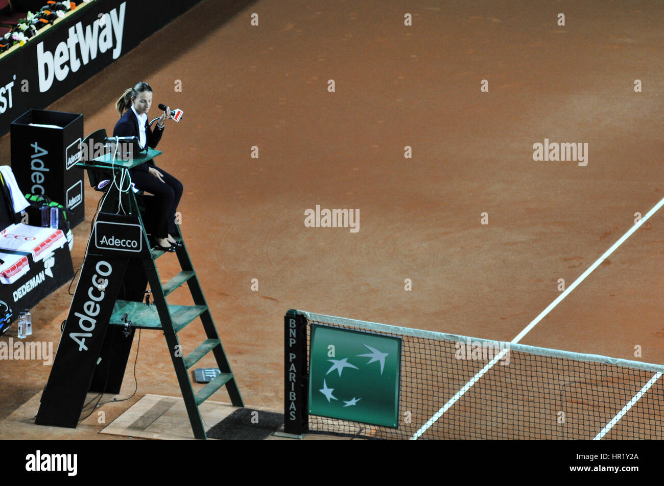Cluj-Napoca, Rumänien-17. April 2016: Stuhl Schiedsrichter, Tennis Fußballmannschaften Eva Asderaki Konzentration Spiel während eines Fed-Cup-Tennis-Matches zwischen Rumänien ein Stockfoto