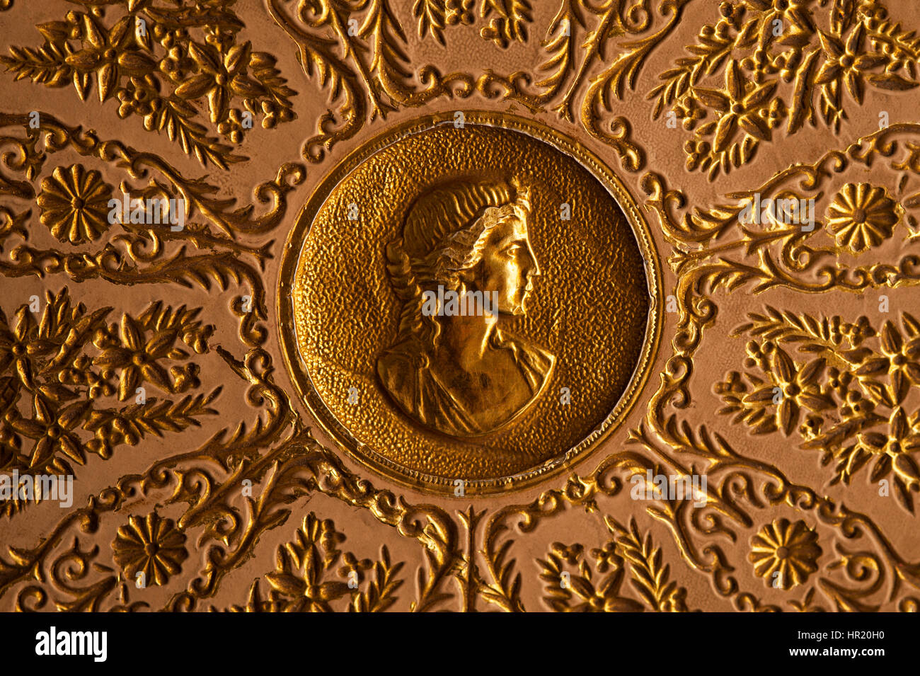 Goldenen Deckel Abdeckung für Gewinde mit gravierten Blatt Muster und Frau ins Gesicht Stockfoto