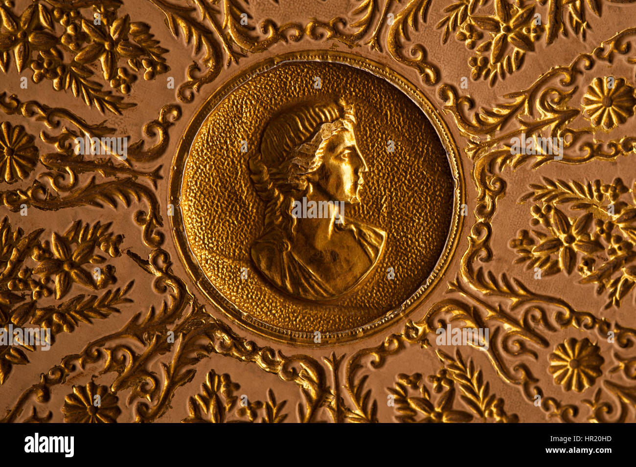 Goldenen Deckel Abdeckung für Gewinde mit gravierten Blatt Muster und Frau ins Gesicht Stockfoto