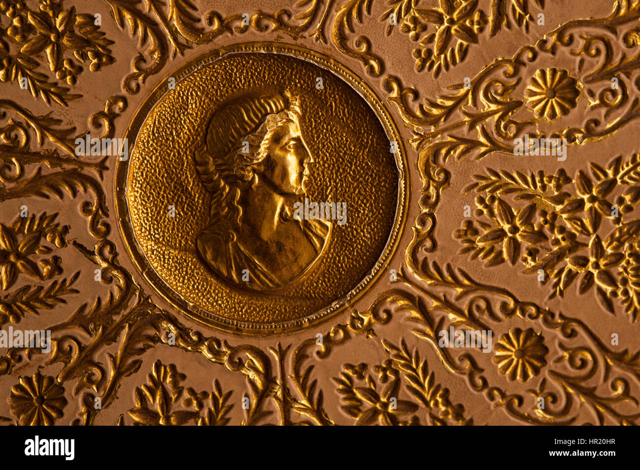 Goldenen Deckel Abdeckung für Gewinde mit gravierten Blatt Muster und Frau ins Gesicht Stockfoto