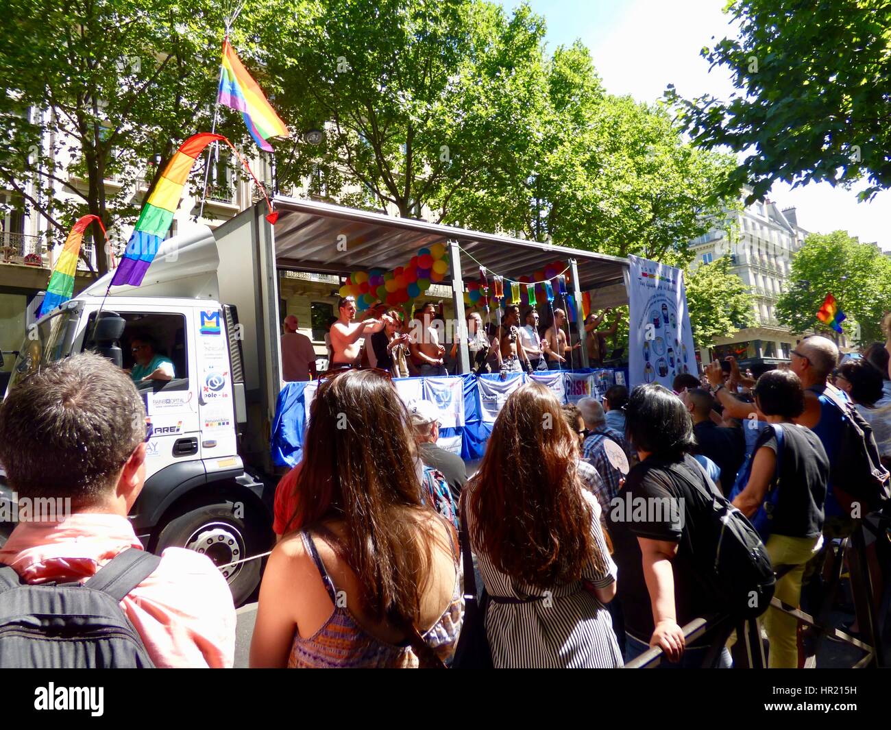 Marche des Fiertés 2015, Paris-Pride-Parade, LKW-Stil Schwimmer und Publikum beobachten, Boulevard Saint-Michel, Paris, Frankreich Stockfoto