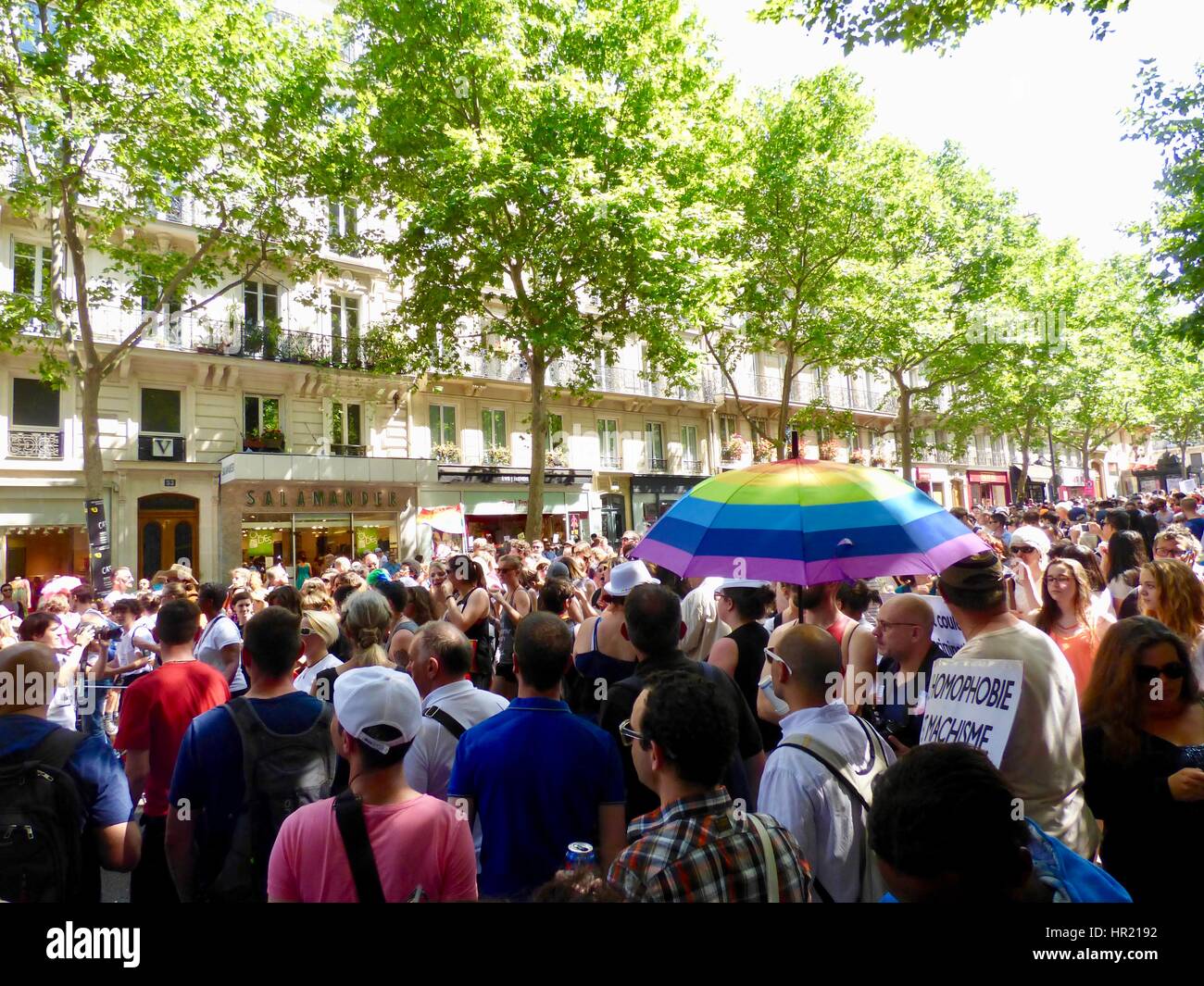 Paris Pride Parade 2015, Marche des Fiertés, drängten sich Boulevard Saint-Michel, mit verschiedenen Leuten und einem stolz farbigen Dach. Paris, Frankreich. Stockfoto