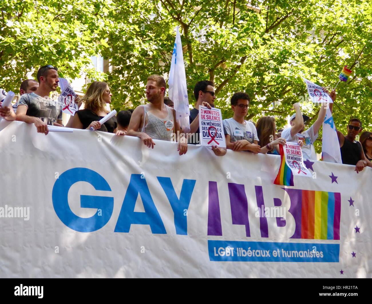 GAYLIB Float, Paris Pride Parade 2015. Marche des Fiertés. Die Teilnehmer halten Zeichen während der Schweigeminute für diejenigen, die an HIV/AIDS gestorben sind. Paris. Stockfoto