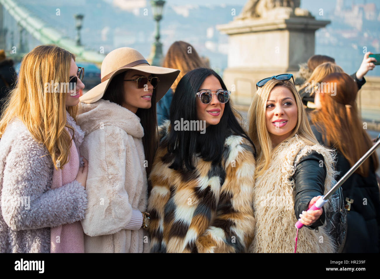 Touristischen Mädchen nehmen Gruppe Selfie während ihrer Reise in Europa Stockfoto