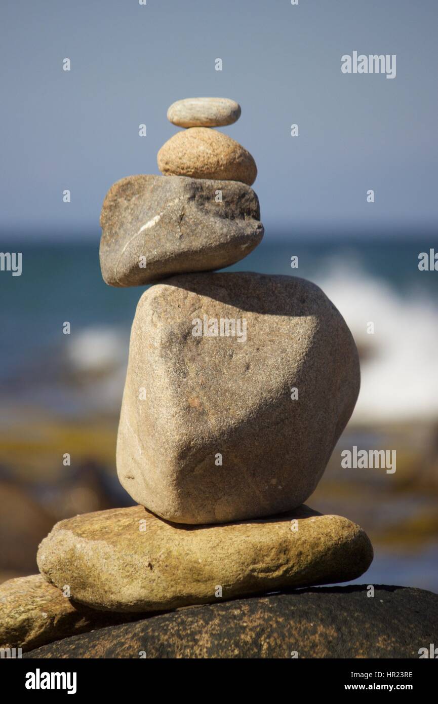 Zen - eine ausgewogene sortierten Steinhaufen am Strand im Sommer Stockfoto