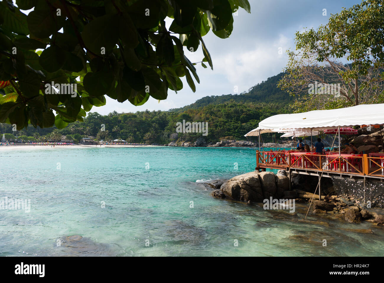 Raya Resort Restaurant auf den Felsen in der Batok Bay, Raya Island, Thailand Stockfoto