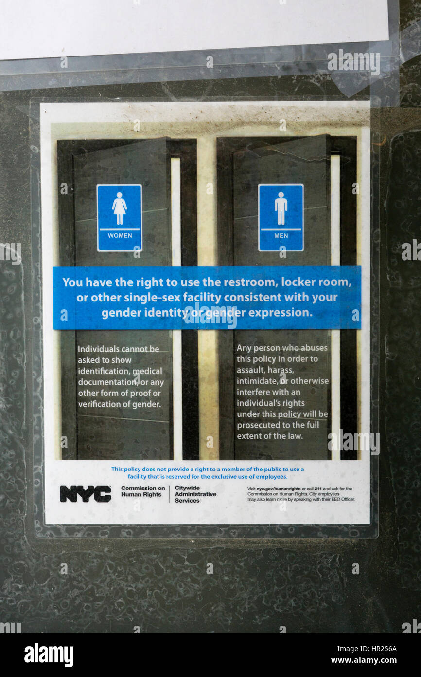 Ein Schild an einer Toilette im Washington Square Park, dass das Recht auf die Toilette der Geschlechtsidentität oder die Geschlecht Ausdruck zu verwenden. Stockfoto