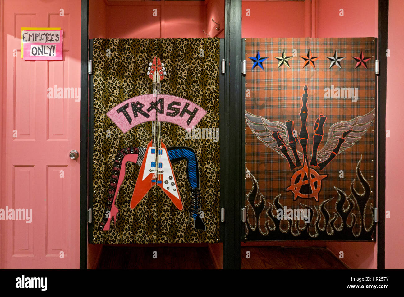 Die Umkleidekabinen im Papierkorb & VAUDEVILLE-alternative Mode-Shop im East Village, New York City. Stockfoto