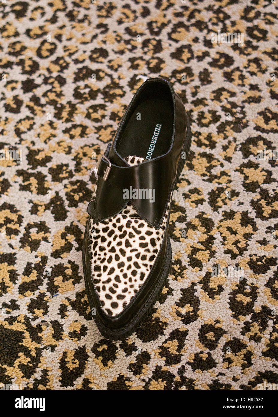 Ein Leopard Haut Spitzen Schuh für Verkauf in den Papierkorb & VAUDEVILLE alternative Mode Shop im East Village, New York City. Stockfoto