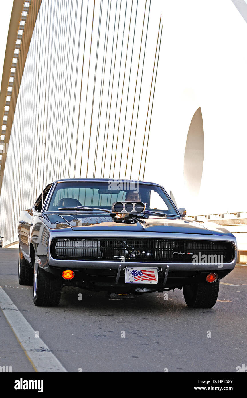 1970 Dodge Charger 500 klassischen amerikanischen Muscle-Car unter Santiago Calatrava-Brücke in Reggio Emilia Stockfoto