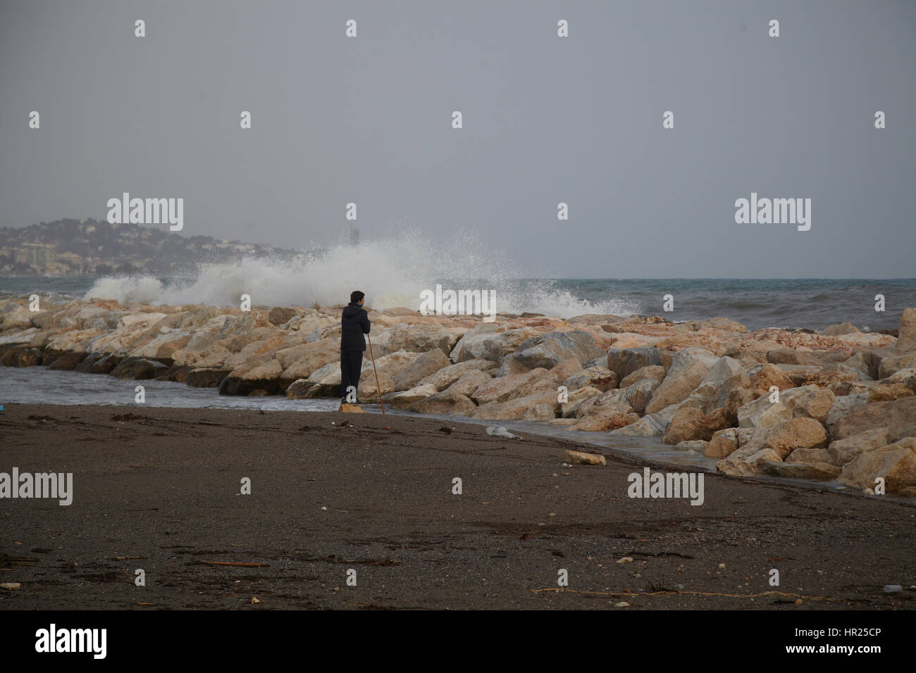Ein Junge auf der Suche trifft eine große Welle einen Wellenbrecher. Malaga. Spanien Stockfoto