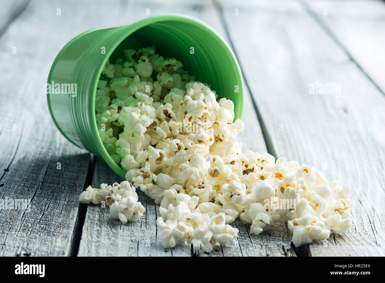 Das salzige Popcorn auf alten Holztisch. Stockfoto