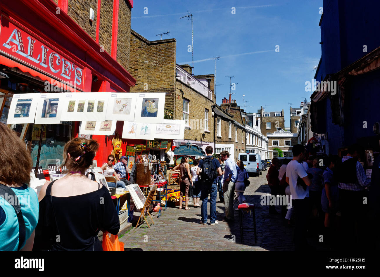 Menschen auf der Suche an Ständen auf der belebten Portobello Road Antiquitätenmarkt in London Stockfoto