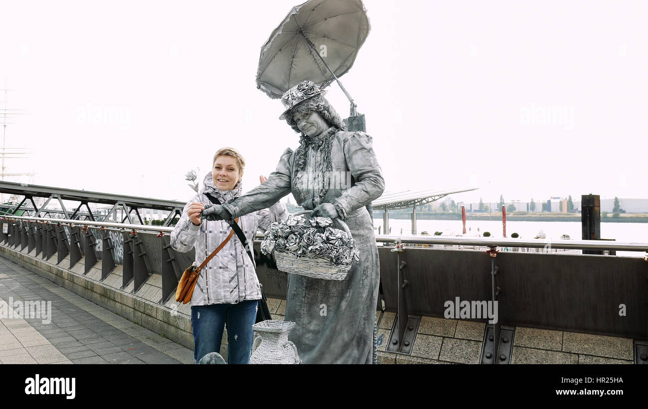 Hamburg, Deutschland - 10. Oktober 2016: Living Statue Straßenkünstler in Hamburg Hafen Posen mit Touristen um ein Foto aufzunehmen. Lebende Statuen handeln ist ein po Stockfoto