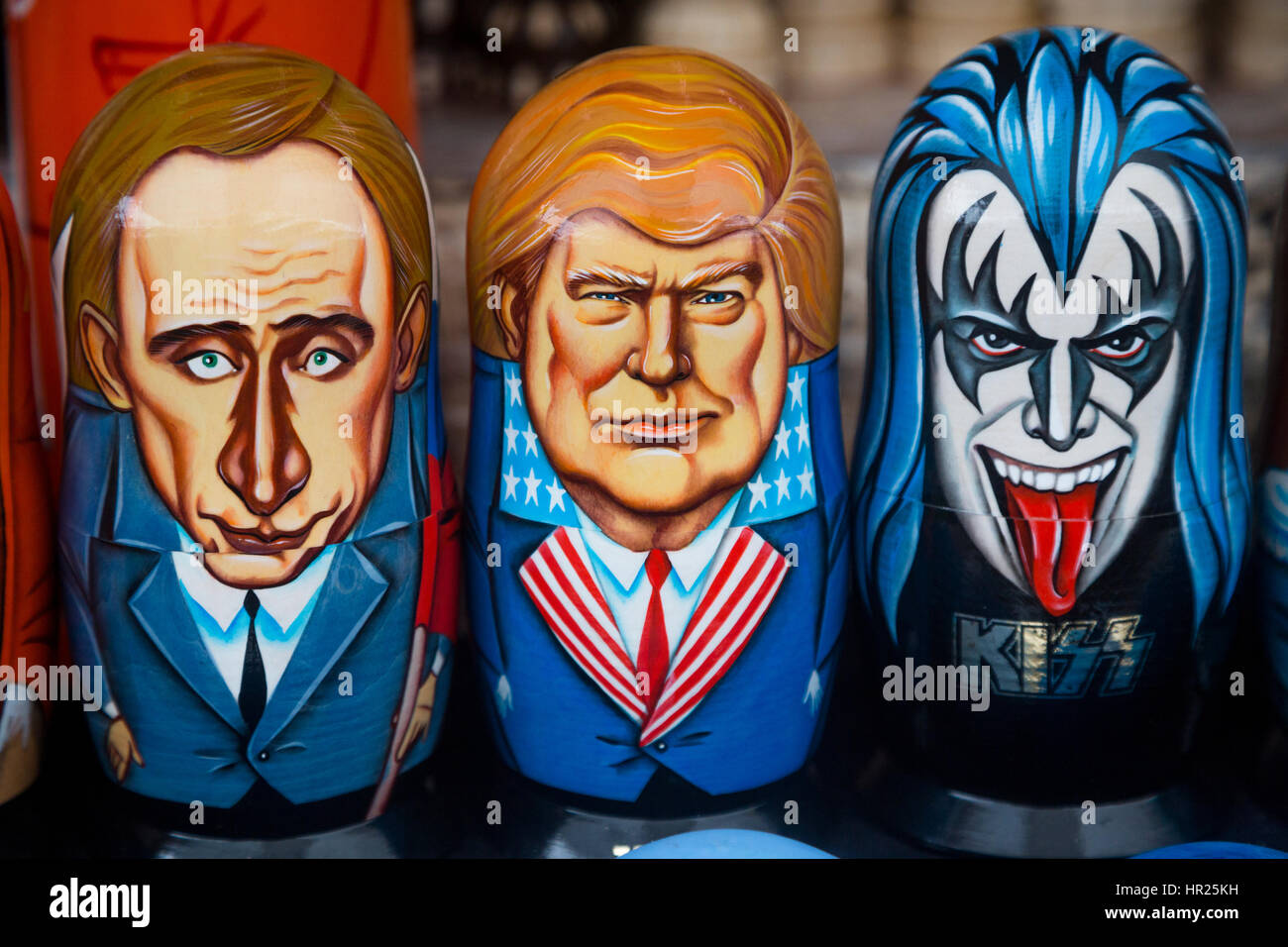 Russische traditionelle Spielwaren - Matroschka mit einem Porträt von Donald Trump im Souvenirladen im Ismailowo Kreml in Moskau, Russland Stockfoto