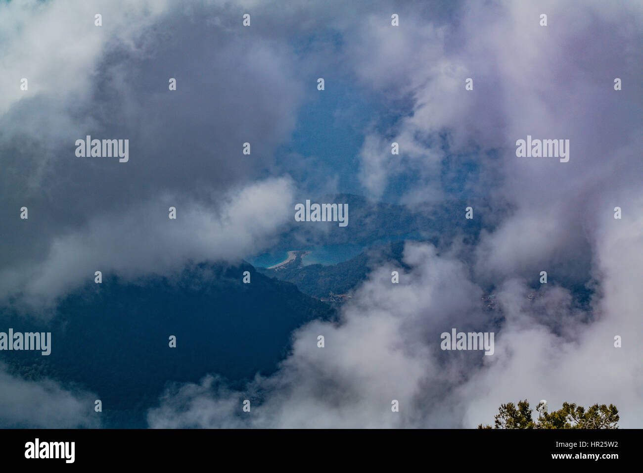 die Aussicht auf die blaue Lagune von Ölüdeniz Blick durch ein Fenster in den Wolken zu sehen Stockfoto