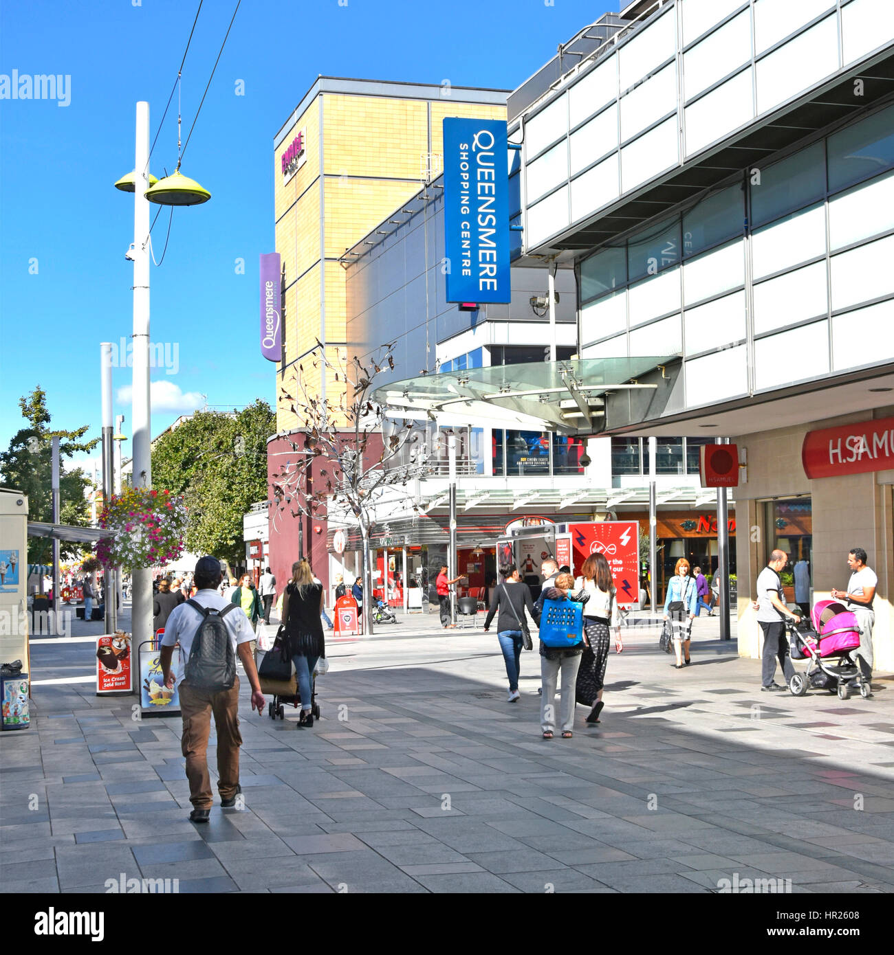 High Street Einzelhandel Einkaufszentrum Slough Berkshire UK Shopper Sommer Tag gepflasterte Fußgängerzone Stockfoto