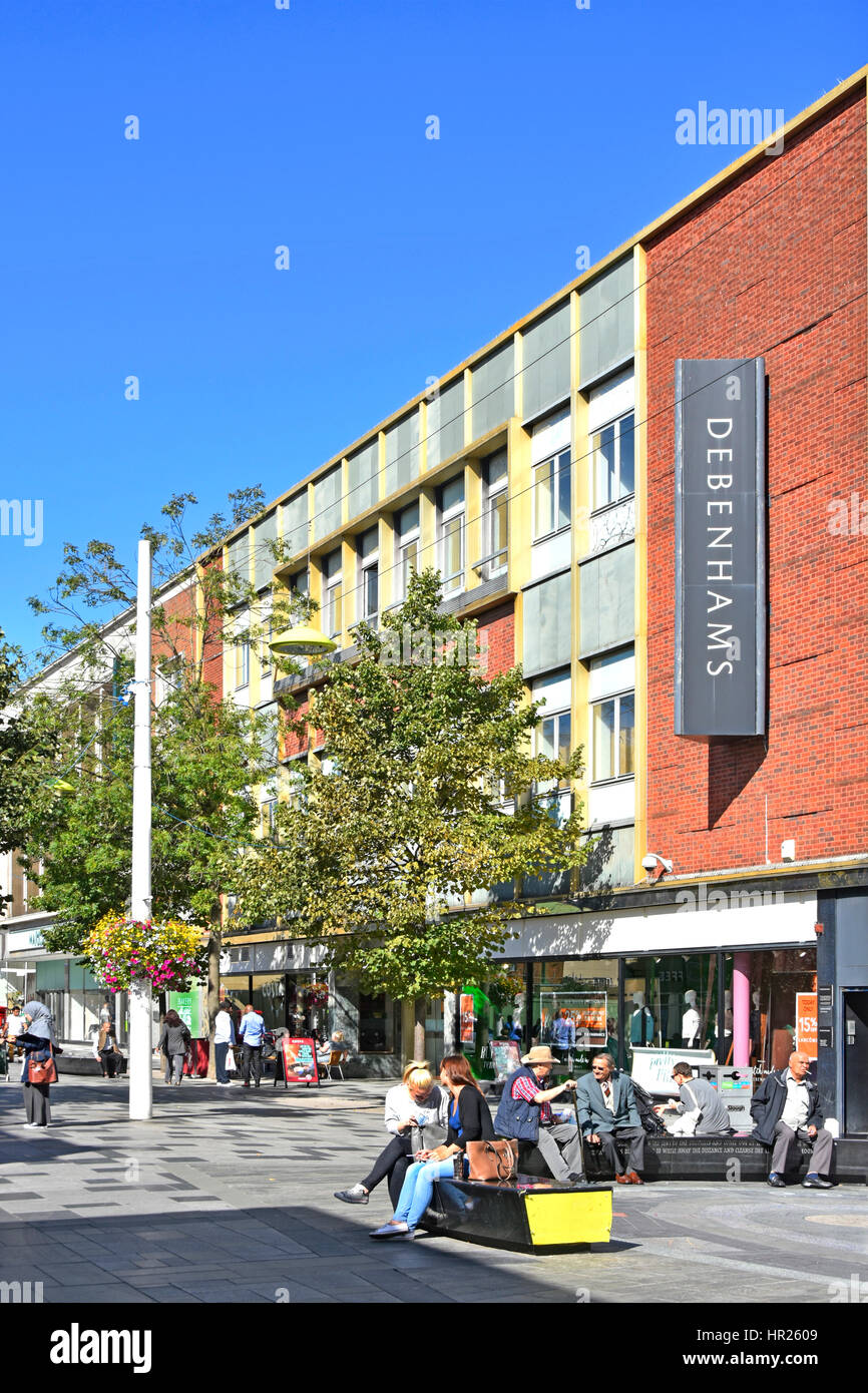 Slough Berkshire UK Einkaufszentrum Debenhams Hautpstraße Kaufhaus Fassade Shopper im draußen gepflasterte Fußgängerzone Stockfoto
