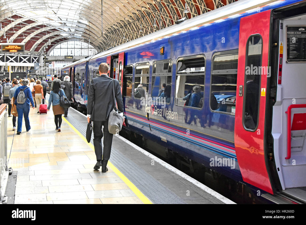 Erste Zugverbindung der FirstGroup nach Great Western kam am Bahnhof Paddington Station London UK Bahnsteig an. Geschäftsreisende steigen zu Fuß zu den Ausgängen aus Stockfoto