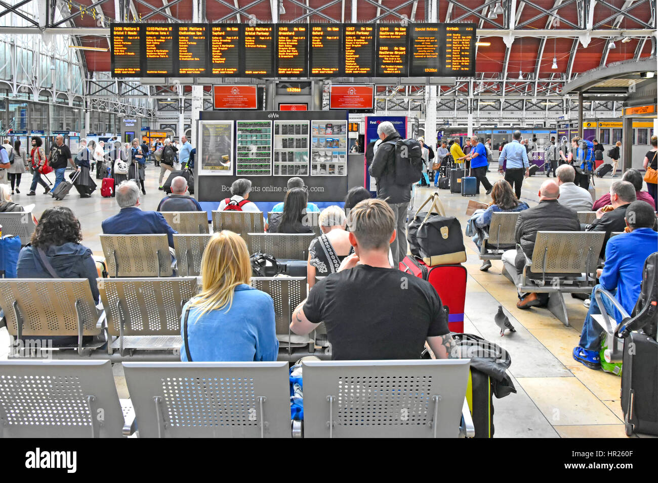 Paddington Bahnhofshalle trainieren Passagiere durch elektronische Abfahrtstafeln warten auf Züge Destinationen Mal & Plattform details Stockfoto