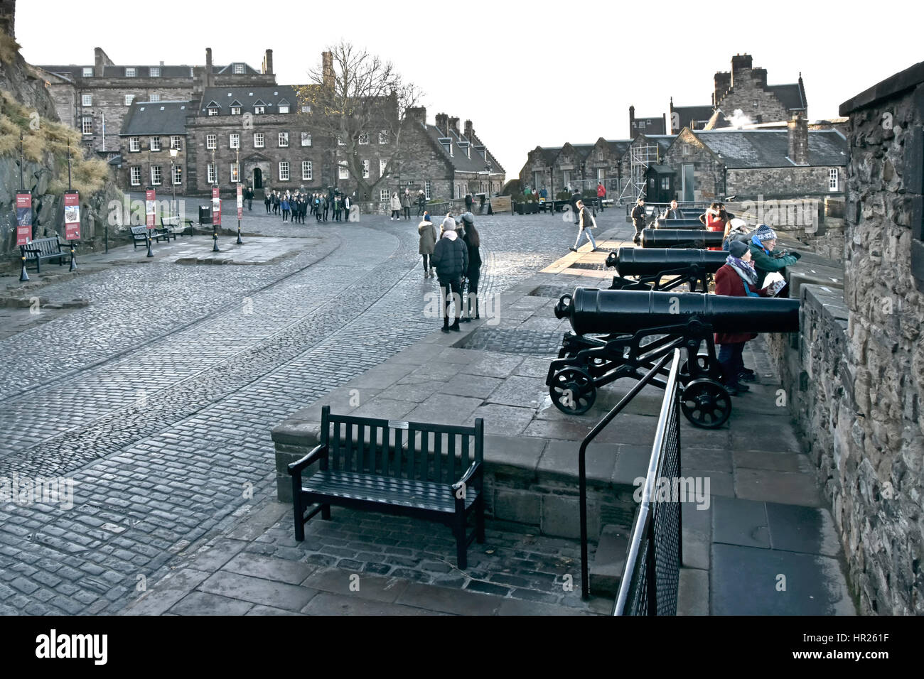 Gepflasterte Straße in Edinburgh Castle Besucher Touristen bewundern die Aussicht auf die Hauptstadt von der berühmten schottischen Burg an einem kalten Wintertag Stockfoto