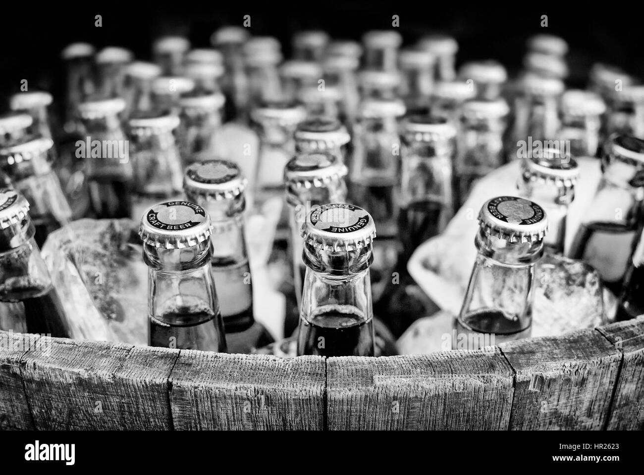 Viele generische Handwerk Flaschenbier im Eis in einem offenen Fass Stockfoto