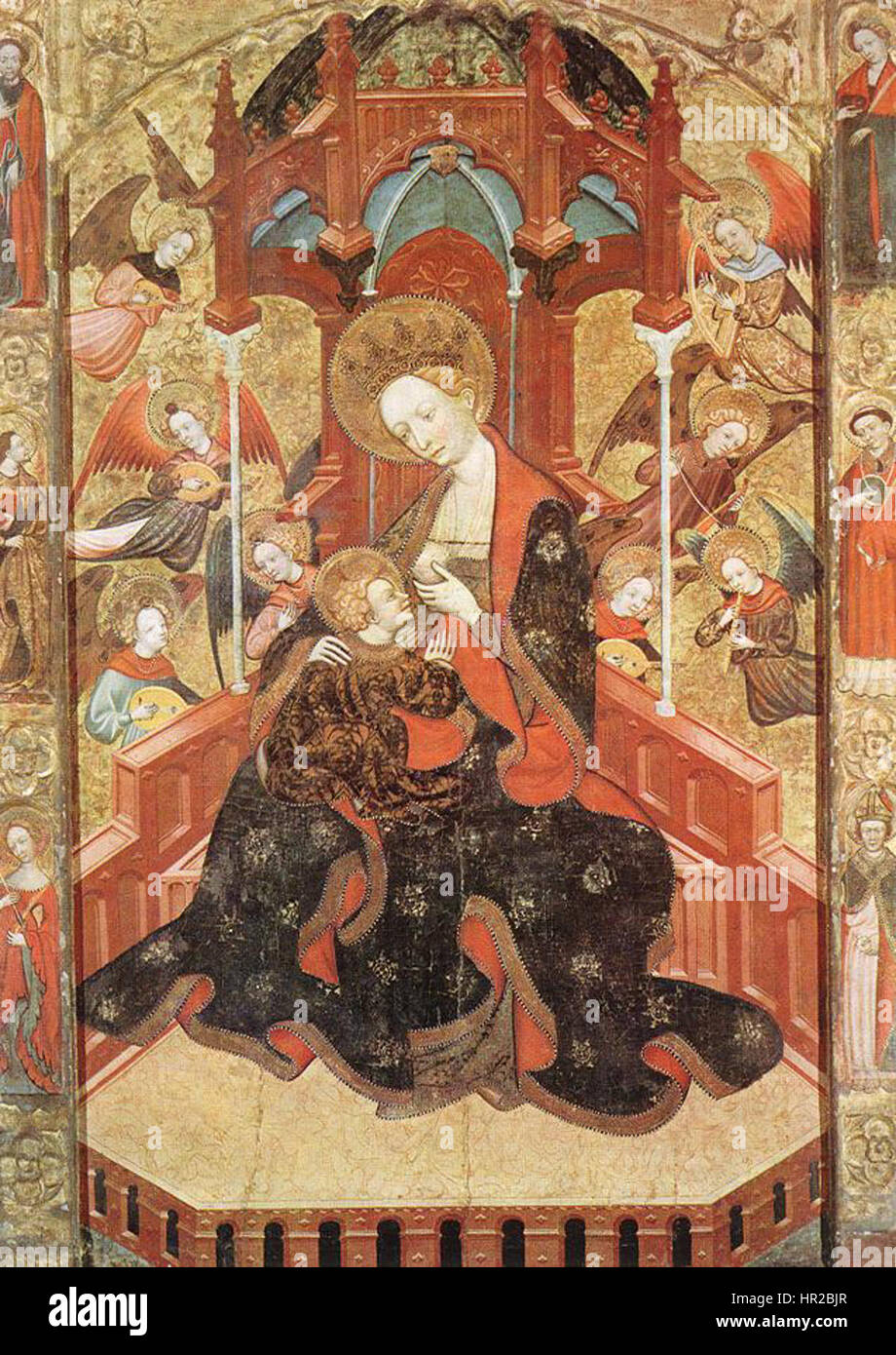 Pere Serras „Madonna und Kind mit Engeln, die Musik spielen“ zeigt die Jungfrau Maria und das Kind, umgeben von Engeln, die Musikinstrumente spielen, ein beliebtes Thema in der religiösen Kunst während der Renaissance. Stockfoto