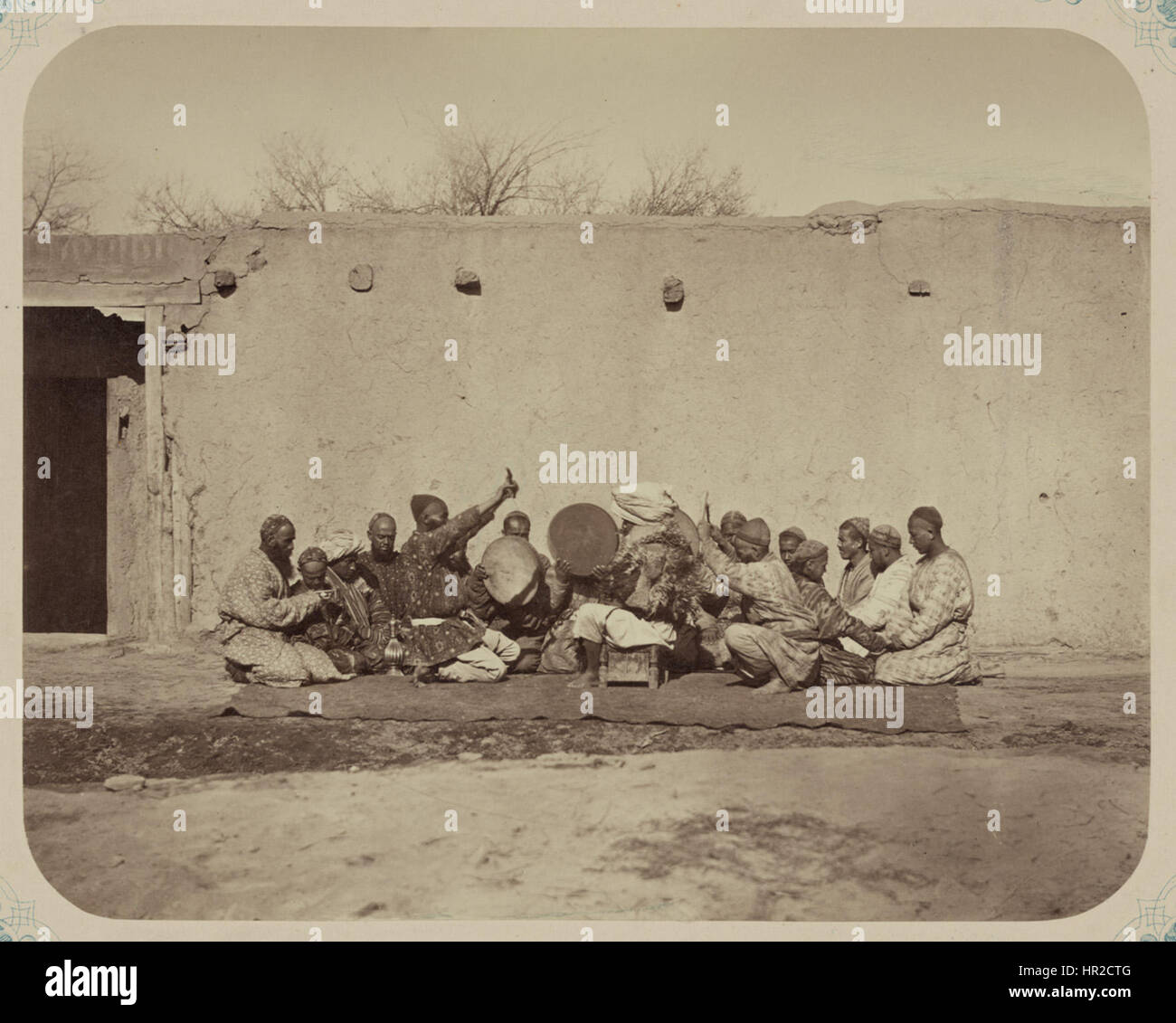 „Zeitvertreib der Zentralasiaten“ bietet eine komische Darstellung eines indischen Tanzes, bei dem ein hinduistischer Masquerer eine Rolle spielt. Das Kunstwerk beleuchtet kulturelle Praktiken in Zentralasien mit Humor und Performance-Kunst. Sie spiegelt die reiche kulturelle Vielfalt und den künstlerischen Ausdruck der Region wider. Stockfoto