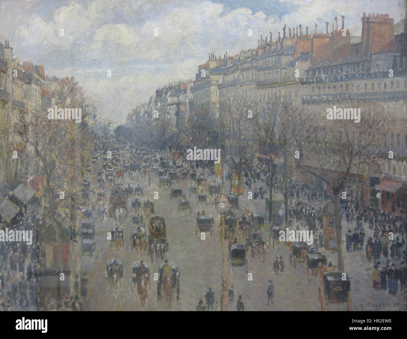 Der Boulevard Montmartre von Camille Pissarro fängt die lebhafte Atmosphäre der Pariser Straßen des späten 19. Jahrhunderts ein. Das impressionistische Gemälde konzentriert sich auf die geschäftige städtische Umgebung und das dynamische Licht, die für Pissarros Arbeiten während seiner Zeit in Paris charakteristisch sind. Stockfoto